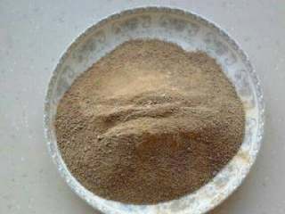 2、红糖枣糕的家常做法,2. 红糖加少许淀粉打成粉。