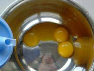 3、红糖枣糕的家常做法,4. 蛋黄中放玉米油55克。