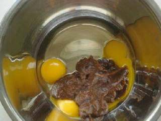 4、红糖枣糕的家常做法,5. 放222克枣泥。