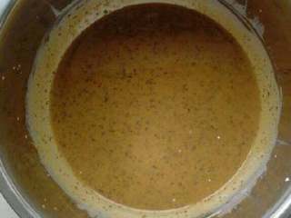 6、红糖枣糕的家常做法,7. 将牛奶蛋黄液用搅拌器搅拌均匀，放置一边待用。