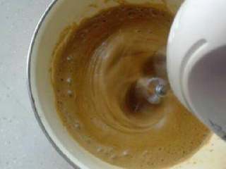 9、红糖枣糕的家常做法,10. 用打蛋器快速将牛奶蛋黄低粉混合液搅拌一下。时间不能长哦，3秒左右即可，时间长了容易产生面筋。