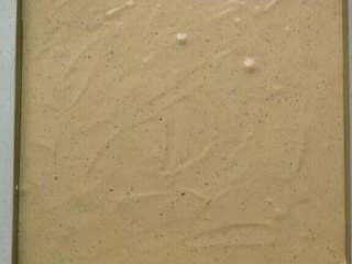 11、红糖枣糕的家常做法,12. 倒入模具中，将表面抹平，震几下。