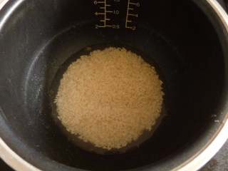 2、桂花紫薯糯米饭,糯米加适量的水放电饭锅内煮