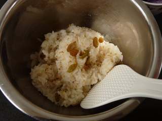 4、桂花紫薯糯米饭,再撒入桂花拌好。待用