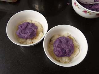 8、桂花紫薯糯米饭,放一团紫薯泥