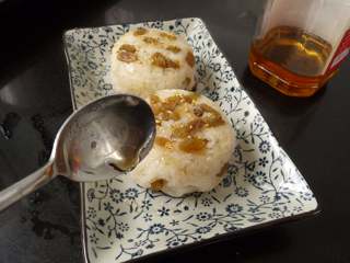 12、桂花紫薯糯米饭,糯米饭倒扣在碟上，淋下蜂蜜