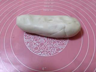 1、团团圆圆――桂香糯米枣,然后加温水和成面团揉光滑