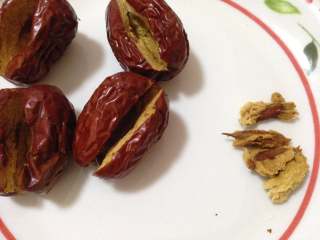 3、团团圆圆――桂香糯米枣,取出里面的核，只切开一边即可，不要两边完全切断