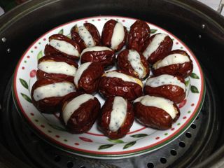 6、团团圆圆――桂香糯米枣,然后面朝上放入碟子里，放进蒸锅里大火蒸20分钟