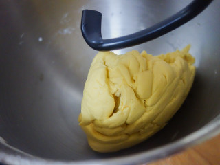 7、好看又好吃的南瓜刀切馒头,7、	拿出来检查一下，捏一下边面团缘不回缩即可