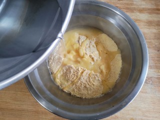 1、鱼锅片片,在玉米面中加入适量的开水（少量多次加入）。