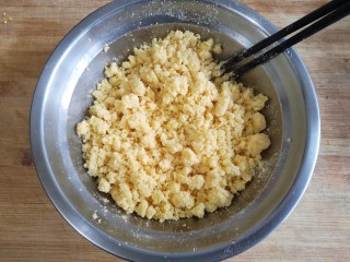 2、鱼锅片片,用子搅拌至无干粉状。