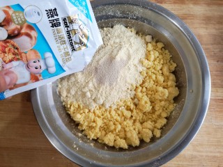 3、鱼锅片片,然后加入黄豆粉和酵母粉，加入酵母粉会使片片做出来更暄松，有利于消化吸收，特别是老人孩子。