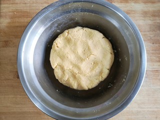 4、鱼锅片片,将所有粉混合均匀盖保鲜膜醒发半小时。