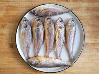 6、鱼锅片片,将洗净后的鱼晾干（或者用厨房纸吸入鱼表面水分，防止在烹饪时爆油）。