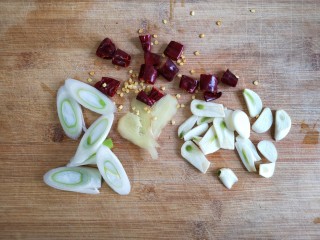 8、鱼锅片片,大葱斜刀切段，姜蒜切片，干辣椒切段。