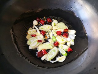 9、鱼锅片片,锅中适量油下葱姜蒜干辣椒爆出香味。