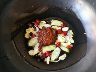 10、鱼锅片片,再加入两勺黄豆酱。