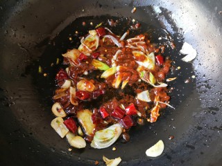 11、鱼锅片片,炒香。