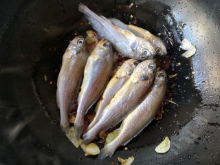 12、鱼锅片片,放入鱼稍微煎一下。