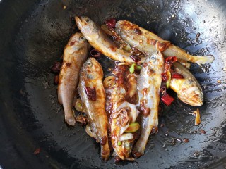 13、鱼锅片片,让鱼在酱料中打个滚儿。