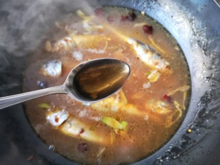 14、鱼锅片片,加适量温水（刚没过鱼即可），再加一勺料酒。