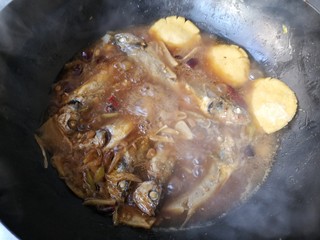 16、鱼锅片片,贴在锅内壁，和鱼一起炖20分钟就熟了，起锅前根据个人口味适量加入盐调味。