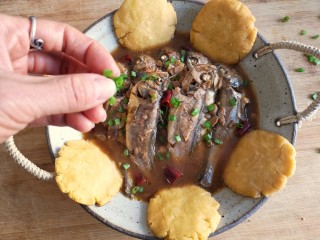 17、鱼锅片片,鱼装盘后将片片竖摆盘边，撒适量葱绿即可。