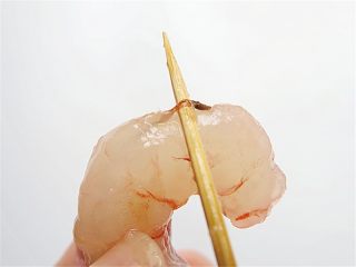 1、芦笋炒虾仁,虾仁洗干净,用牙签挑去虾线