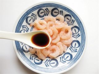 3、芦笋炒虾仁,舀一勺生抽将虾仁腌渍一会儿