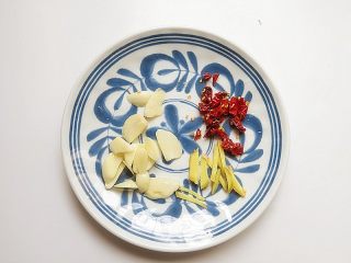 5、芦笋炒虾仁,将姜、蒜、红干椒切洗好