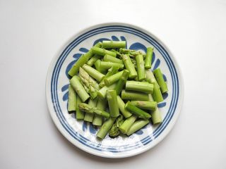 7、芦笋炒虾仁,芦笋切成小段