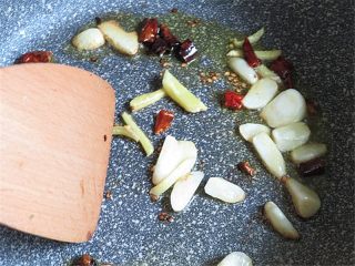 9、芦笋炒虾仁,锅预热,放入点油,将姜丝、红干椒、蒜头倒入煸炒出香味,捞出留下底油