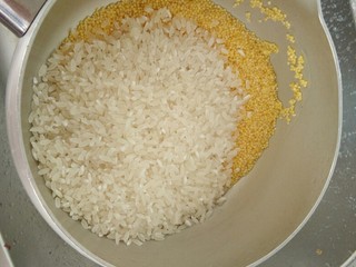 2、招待大姨妈的秋季保健粥,小米洗净后放入大米再洗几次，我用的是免洗大米，只洗一次