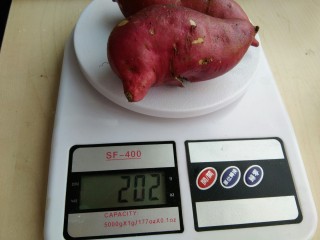 3、招待大姨妈的秋季保健粥,红薯洗净