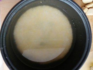 7、招待大姨妈的秋季保健粥,洗好的米放入电饭煲中，加入适量的水，我加水1200g