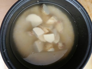 8、招待大姨妈的秋季保健粥,水加入后红薯放在米的上面