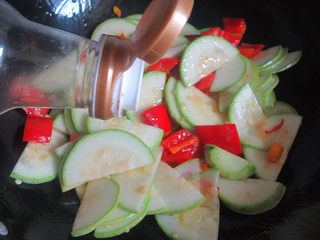 8、素炒酸辣西葫芦木耳,加入食醋、蚝油、红辣椒、小米椒翻炒一分钟,不要时间太长