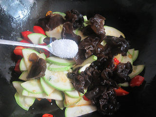 9、素炒酸辣西葫芦木耳,放入黑木耳和盐、味精,味精也可不加