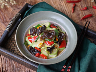 12、素炒酸辣西葫芦木耳,装盘享用这道开胃下饭菜