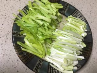 3、补肾健胃~红油烧烤味孜然韭黄,韭黄径和叶片分开放