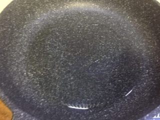 6、补肾健胃~红油烧烤味孜然韭黄,平底锅放入食用油