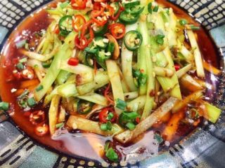 15、补肾健胃~红油烧烤味孜然韭黄,色香味俱全，韭黄比韭菜更嫩，所以更好吃