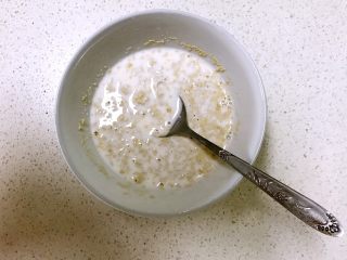 4、火腿发面饼,在酵母和白砂糖里加入50ml牛奶，搅拌至砂糖融化后静止5分钟