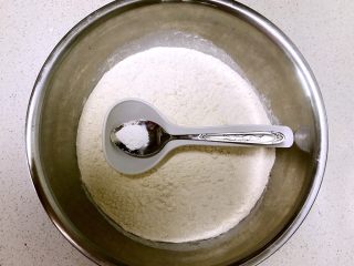 5、火腿发面饼,在面粉中加入高效泡打粉搅拌均匀