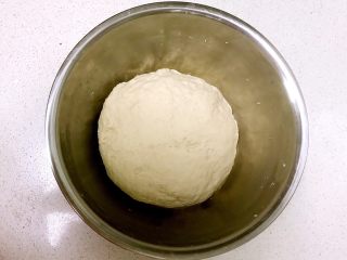 7、火腿发面饼,揉成光滑的面团，盖上保鲜膜，饧发1小时左右