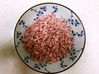 10、火腿发面饼,加入精盐调匀