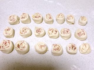 18、火腿发面饼,把小饼段立起来，调整成圆形