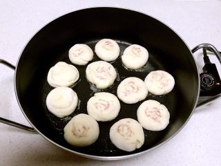 22、火腿发面饼,锅内加入花生油，油温6分热的时候加入饼坯，小火烙饼