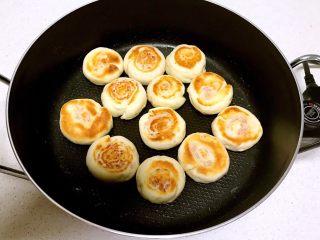 23、火腿发面饼,烙至一面金黄即可翻面